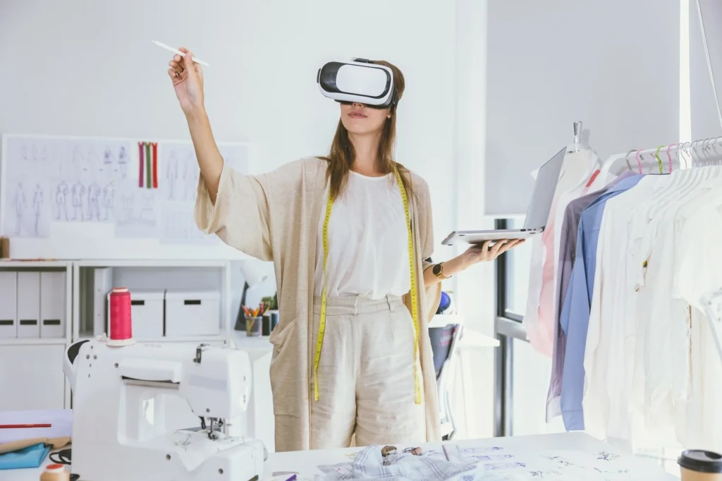 Donna designer che usa tecnologia per moda con industria 5.0