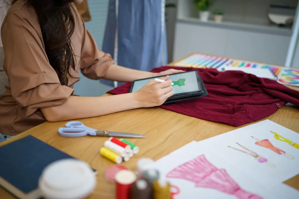 Estilista aplicando o desenho de texturas digitalmente através de um tablet