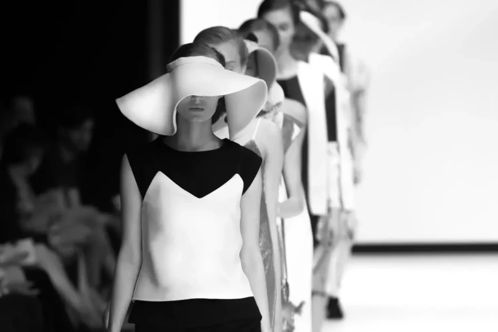 Desfiles de moda luxuosos são marca registrada de estilistas famosos