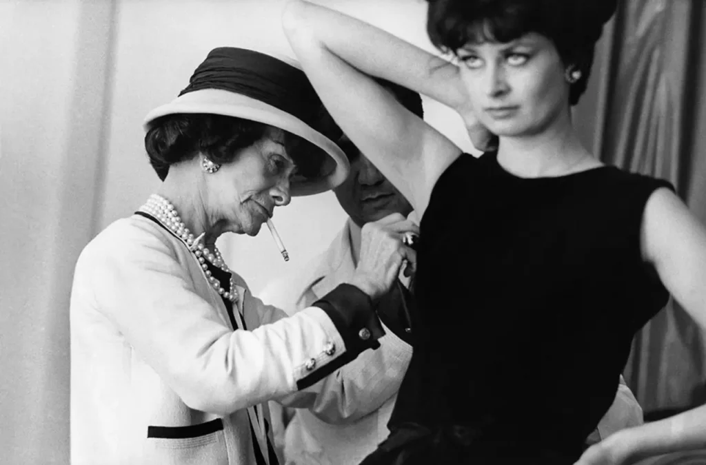 Coco Chanel, que está entre alguns dos estilistas mais famosos do mundo