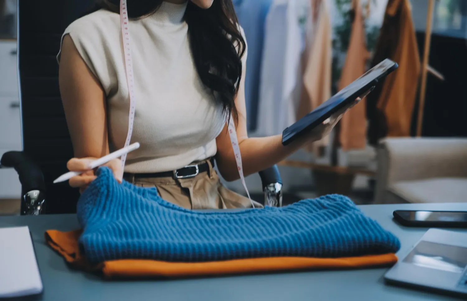 Profesional de moda monitoreando la calidad de la producción de sus prendas.