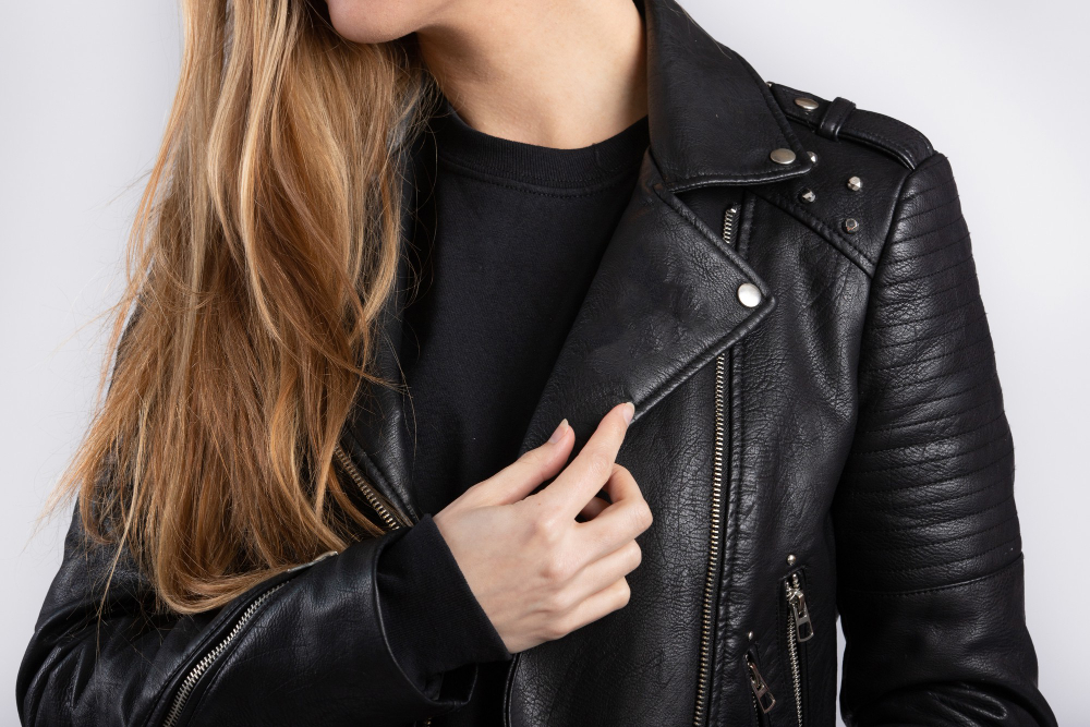 Leather cut: close-up on a woman wearing a black leather jacket.