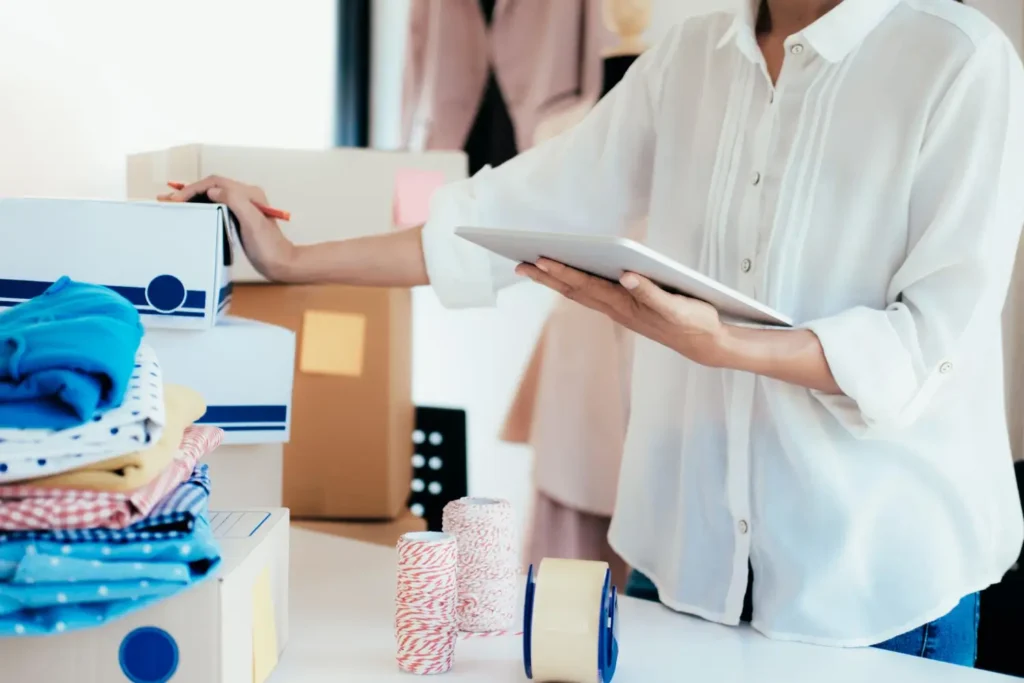 Pessoa fazendo o manuseio de materiais numa confecção de moda