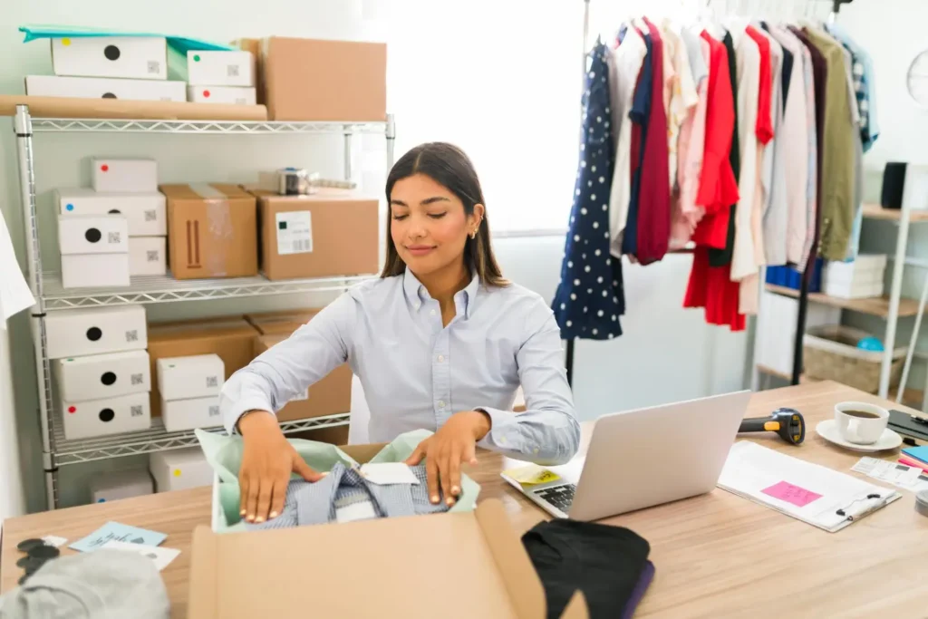 Mulher fazendo manuseio de materiais na confecção de moda para uma entrega