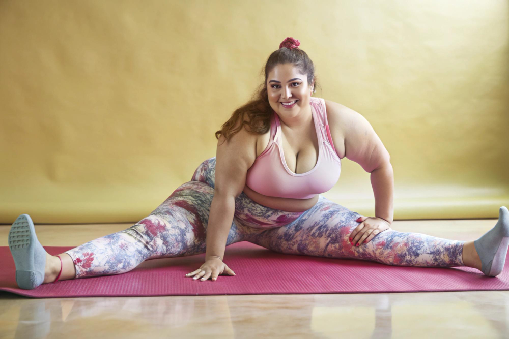 Plus size patterns: a woman in gym clothes working out.