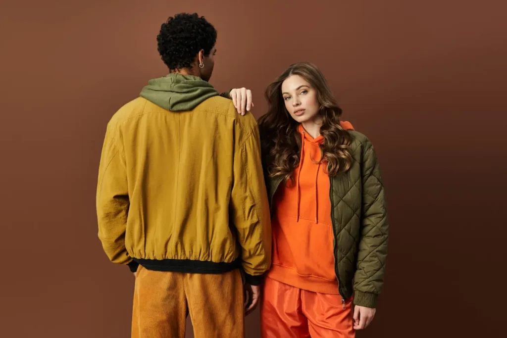 Modelos vestindo roupas versáteis e coloridas