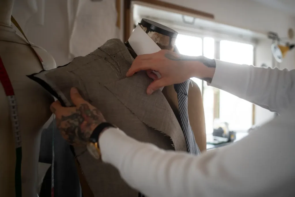 Profissional fazendo o acabamento de um blazer