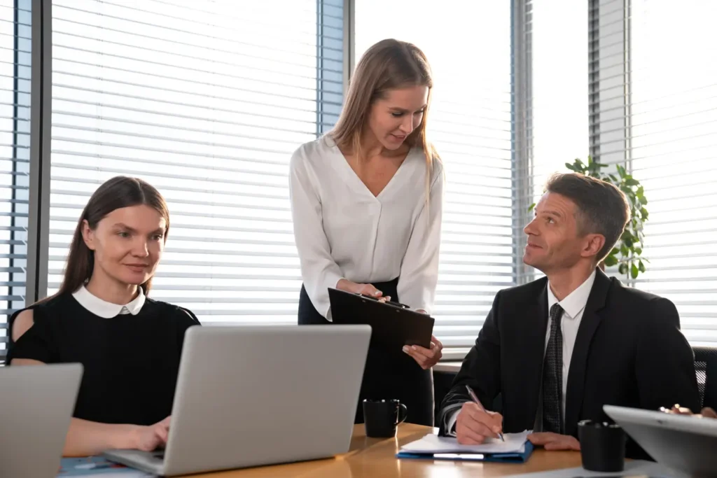 Tres empleados analizando datos de herramientas de gestión. 
