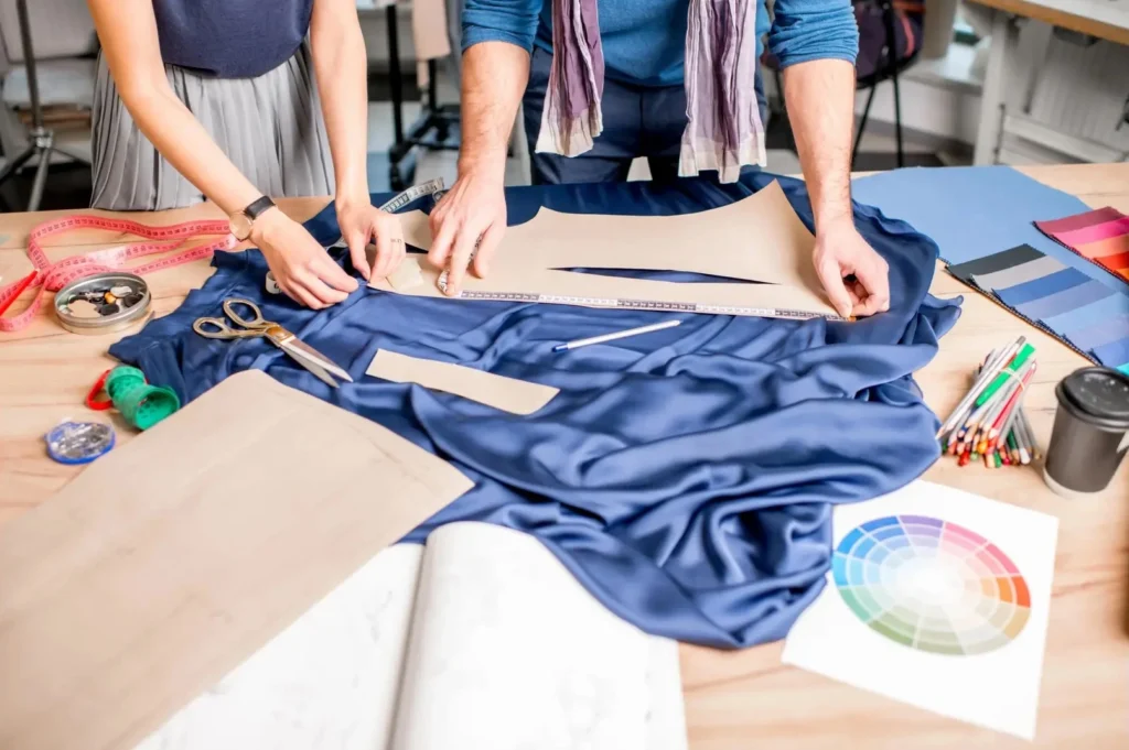 Professionisti della moda che lavorano su un capo con industria 5.0