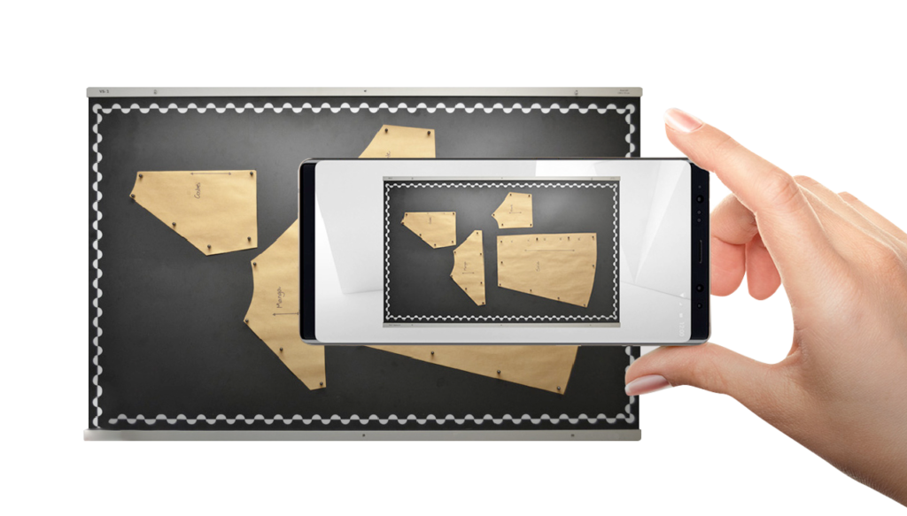 Profesional digitalizando patrones de costura con Audaces Digiflash.