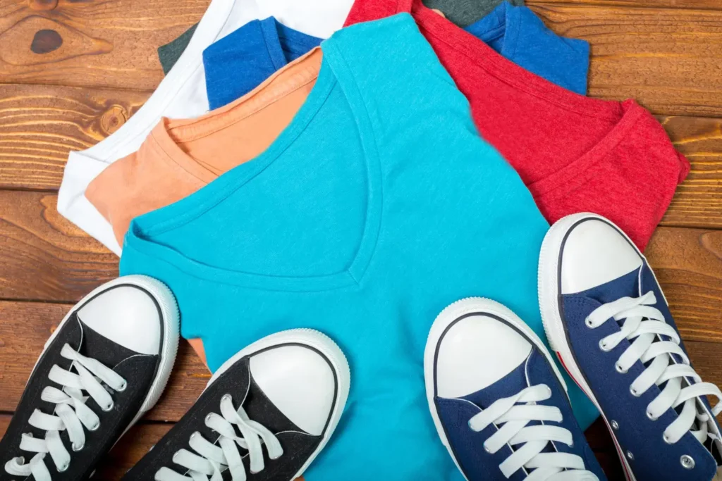 Camisetas em gola V, um dos tipos de camisetas mais adicionados às coleções de moda.