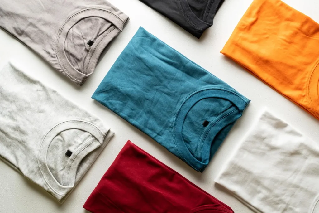Camisetas básicas coloridas, um dos tipos de camisetas mais populares