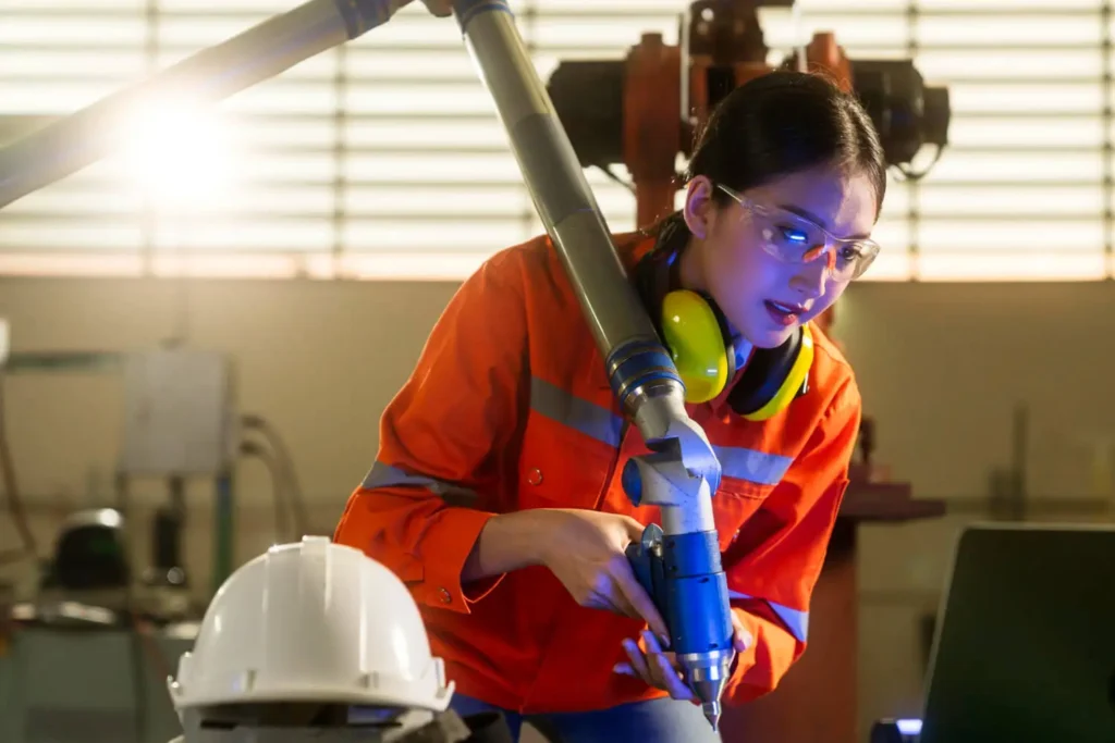 Industria colombiana: Una mujer en una industria sosteniendo una máquina. 