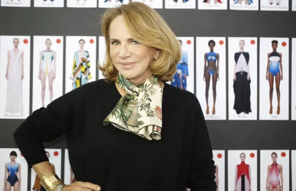 Lenny Niemeyer posando para a Vogue na frente de seus desenhos