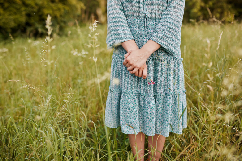 Vestido estampado de saia e manga longa, uma peça muito popular na moda evangélica.