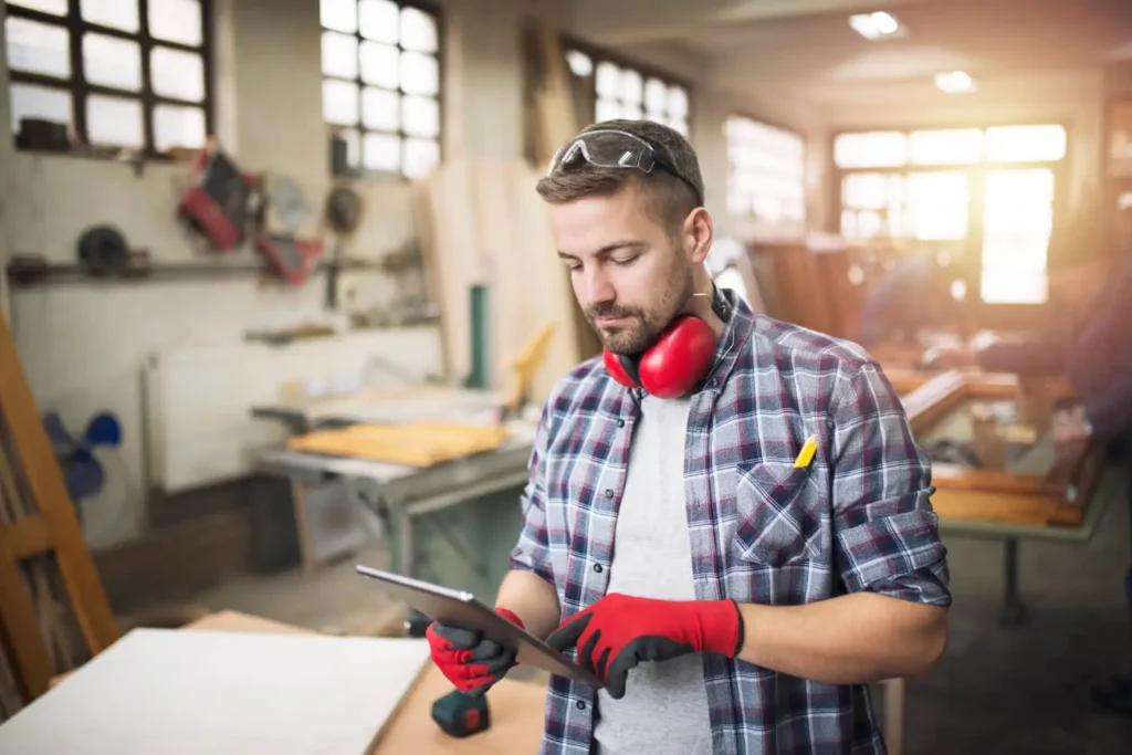 Muebles en CAD: hombre mirando un tablet en una carpintería