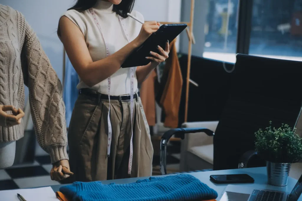 Profissional de moda cuidando do processo produtivo da confecção