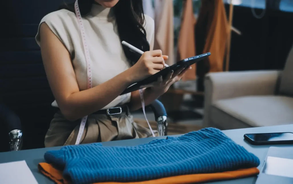 Profissional usando a tecnologia no processo produtivo de moda