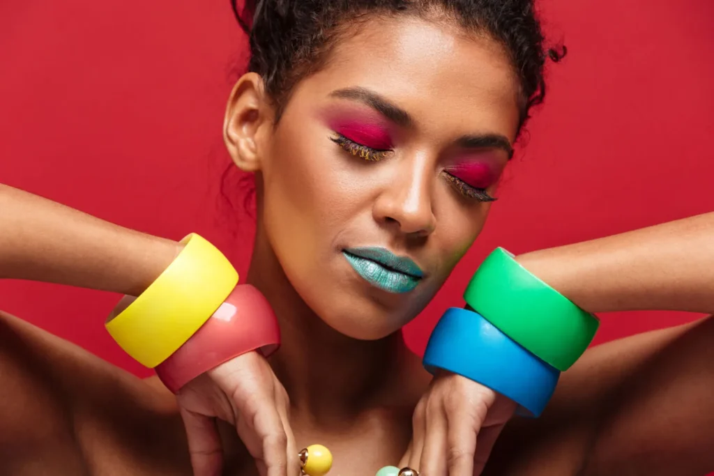 Que es la belleza: mujer con maquillaje y pulseras coloridas
