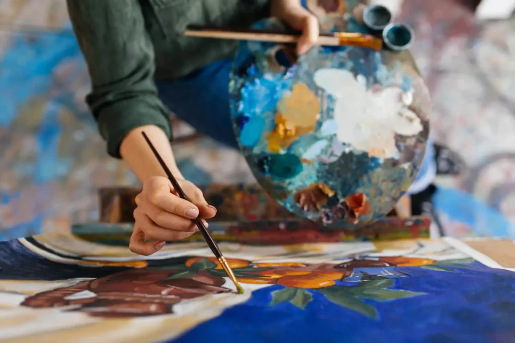 Que es la belleza: la mano de una persona pintando un cuadro