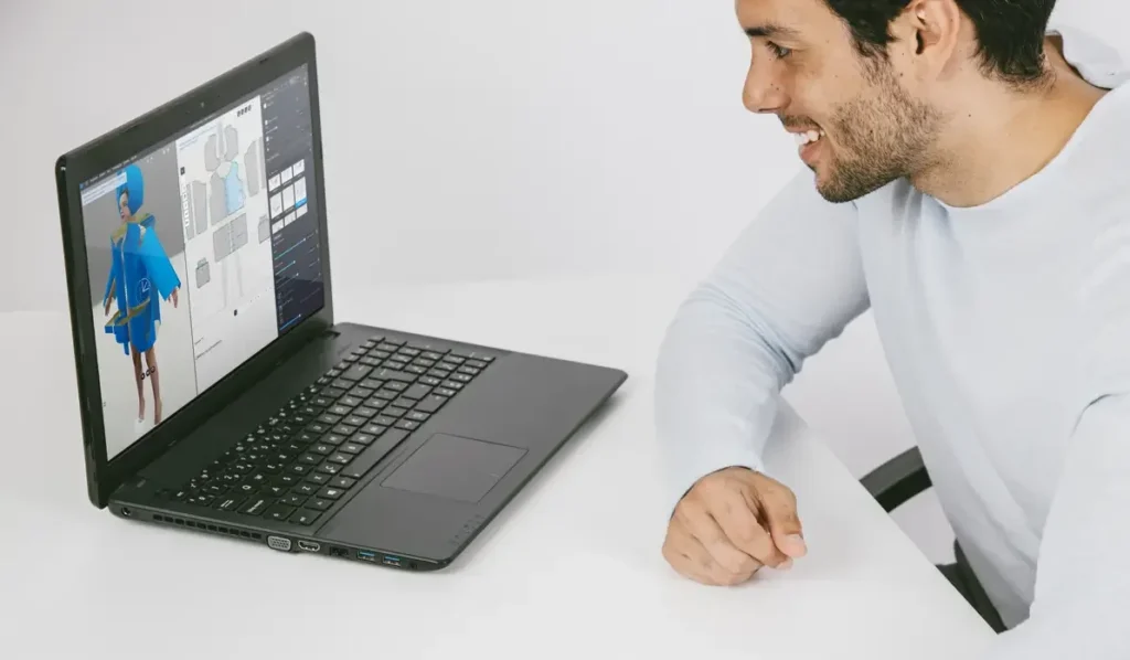 Modelista fazendo simulação 3D com sistema Audaces