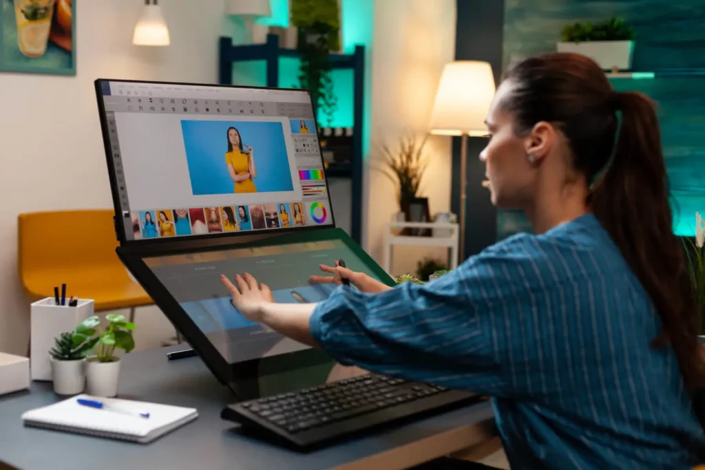 Sistemas de automatización: mujer manejando computador con dibujos 3D