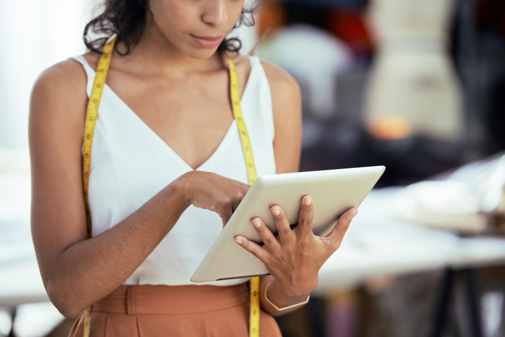 Size guide: a fashion professional using a tablet.