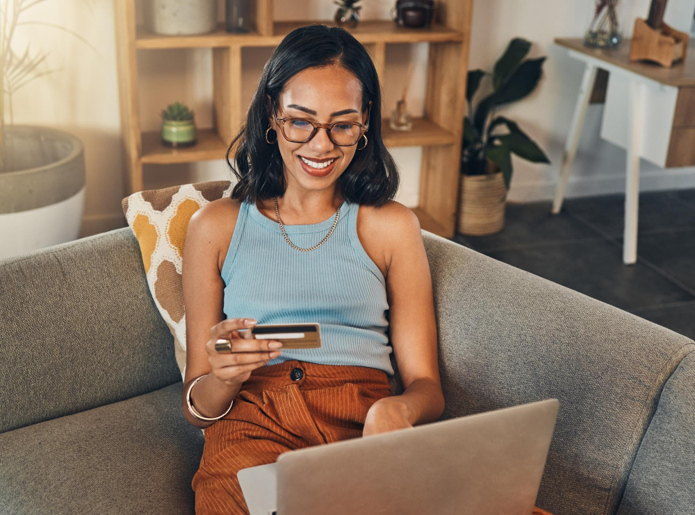 Size guide: a woman shopping for clothes online.
