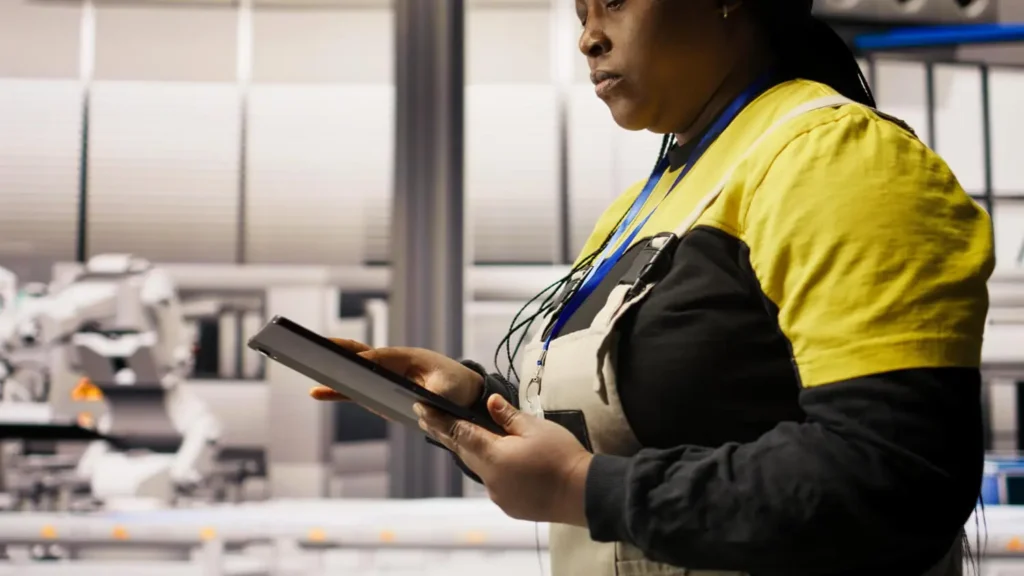 Tipos de automatización: Mujer con un tablet en la mao en una industria