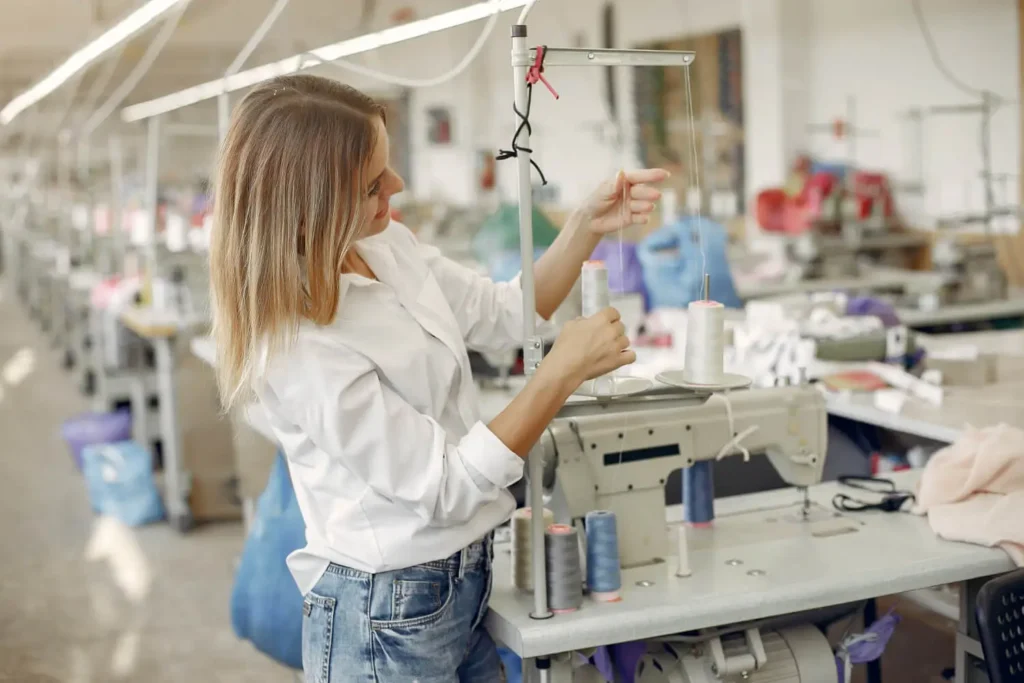 Tipos de automatización: mujer tocando un hilo de una máquina de coser