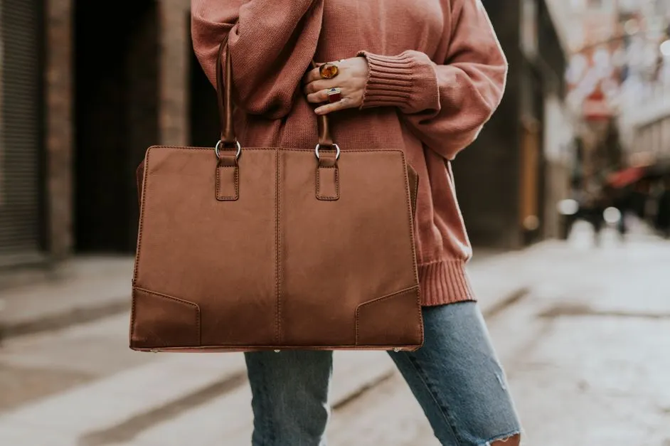 Tote bag pattern: a woman wearing a brown leather tote bag.