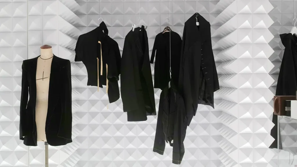 Capi di abbigliamento neri appesi di Marina Yee