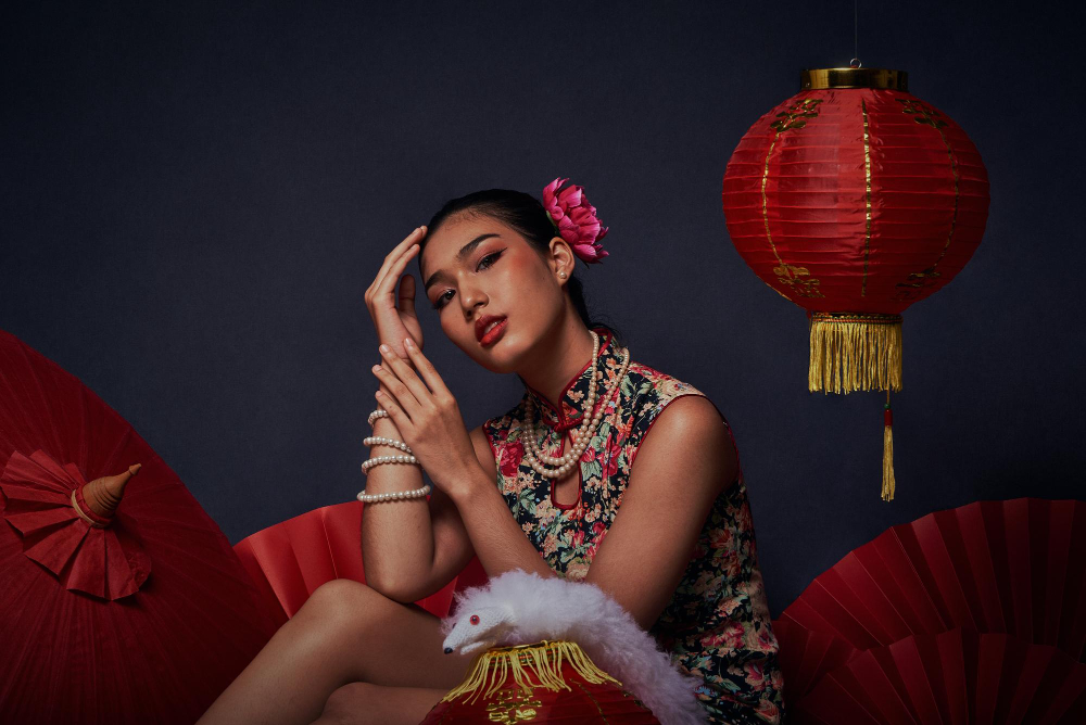 China fashion: a model posing with traditional elements of Chinese culture.