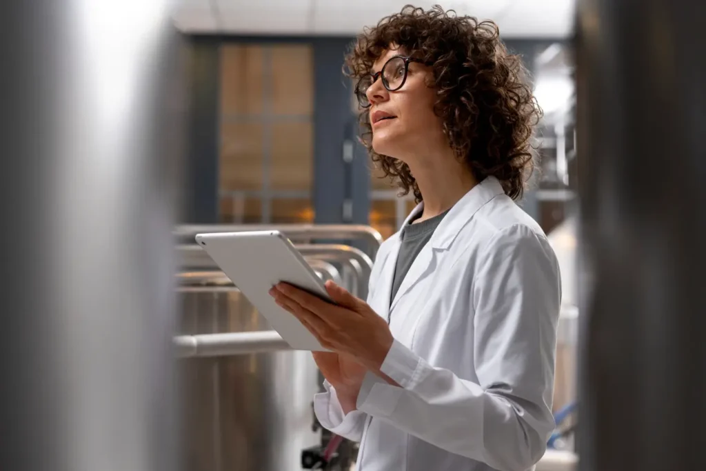 Gerente de produção analisando a ordem de produção da confecção com um tablet na mão