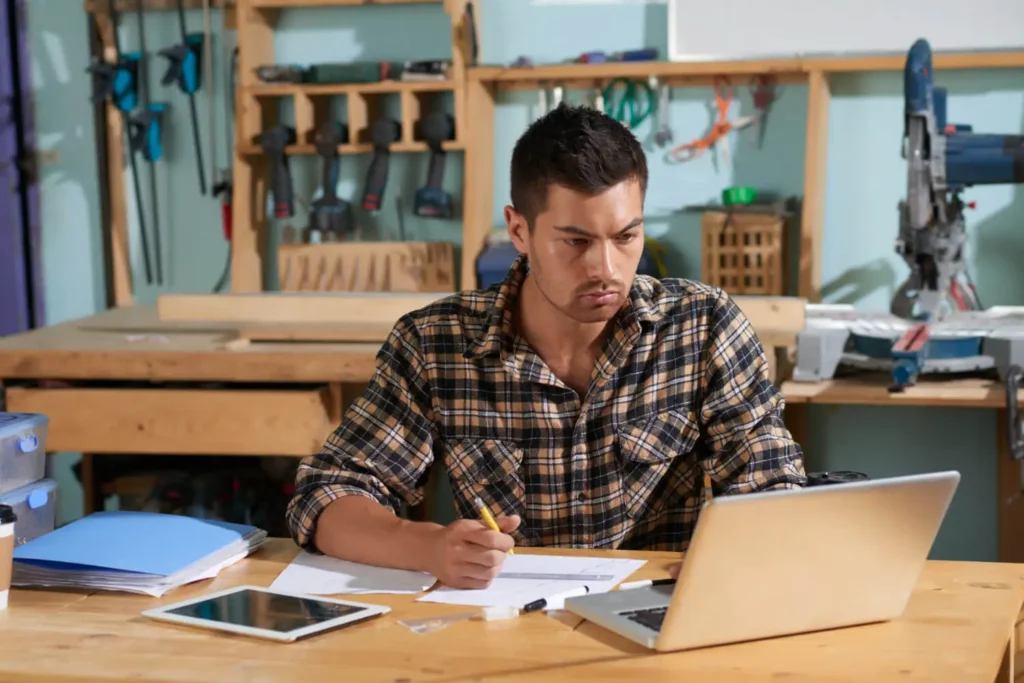 Patrones de zapatos: un hombre en una oficina mirando una computadora