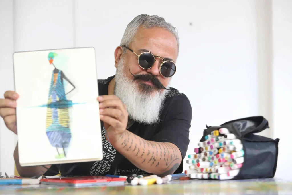 Ronaldo Fraga mostrando um croqui. Créditos: Ramon Bitencourt/O TEMPO