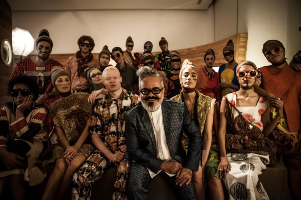 Ronaldo Fraga com modelos. Créditos: Nicolàs Villalobos/IAM Inteligência em Moda