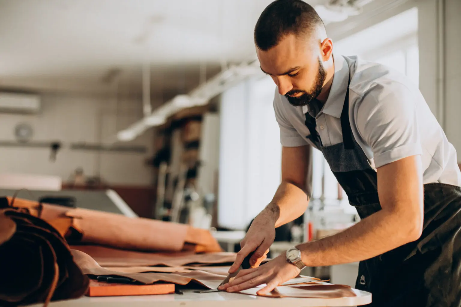 Cosa sono i macchinari per pelletteria e perché sono importanti per l’industria