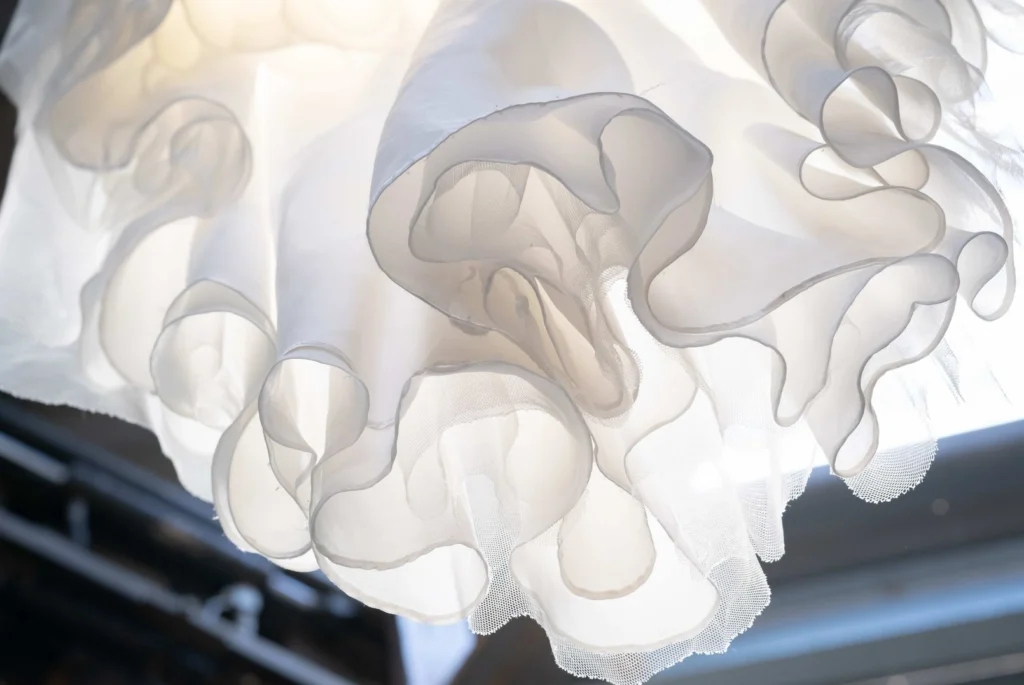 Orlo di un vestito da sposa color cloud dancer