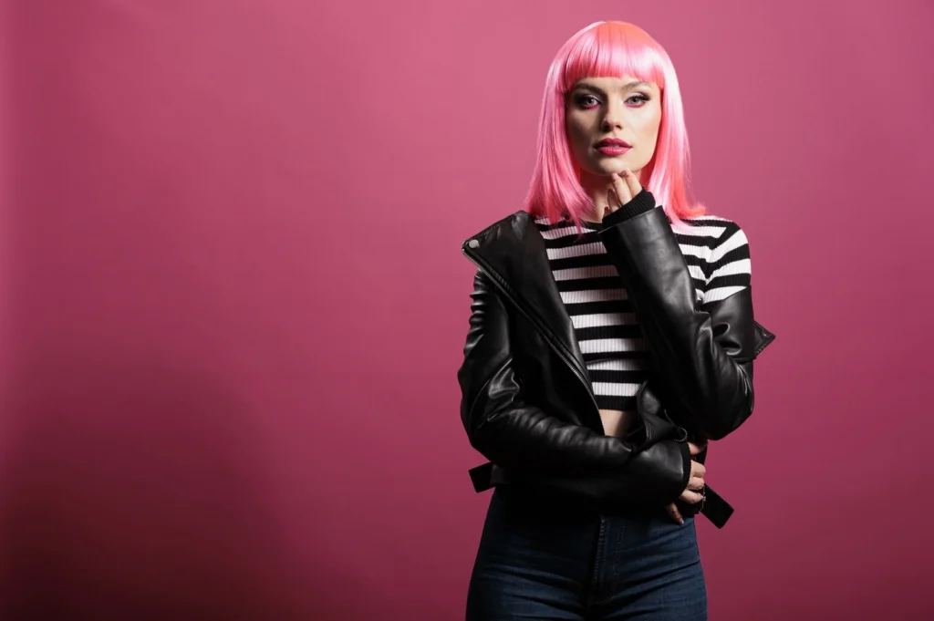 Donna con giacca in pelle e parrucca rosa che indossa stile anticonformista