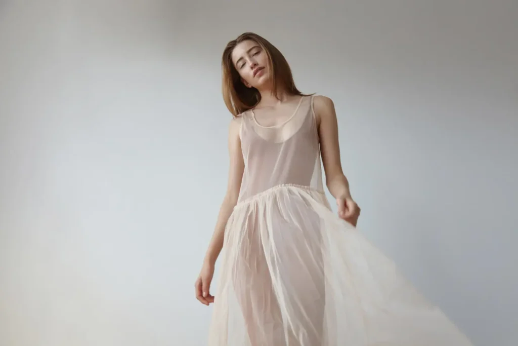 Tela transparente: mujer con vestido hecho con tela transparente