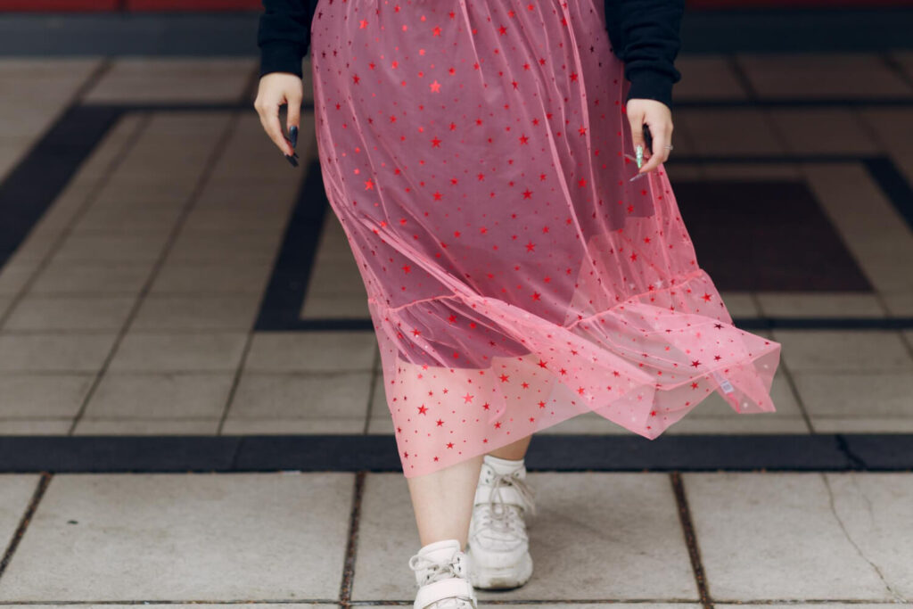 Tela transparente: mujer con falda rosa con estrellas hecha con tela transparente