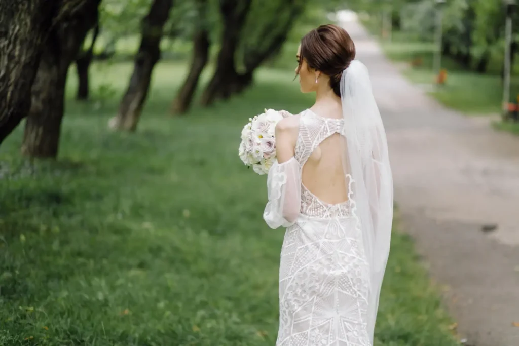 Tela transparente: mujer con vestido de novia hecho con tela transparente