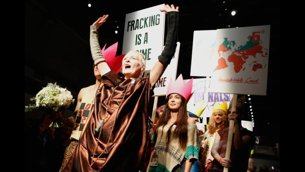 La stilista Vivienne Westwood in passerella con mani al cielo
