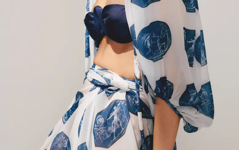 Conjunto branco com estampas azuis de Adriana Degreas, cole&ccedil;&atilde;o inspirada na Gr&eacute;cia. Cr&eacute;ditos: Adriana Degreas/Reprodu&ccedil;&atilde;o