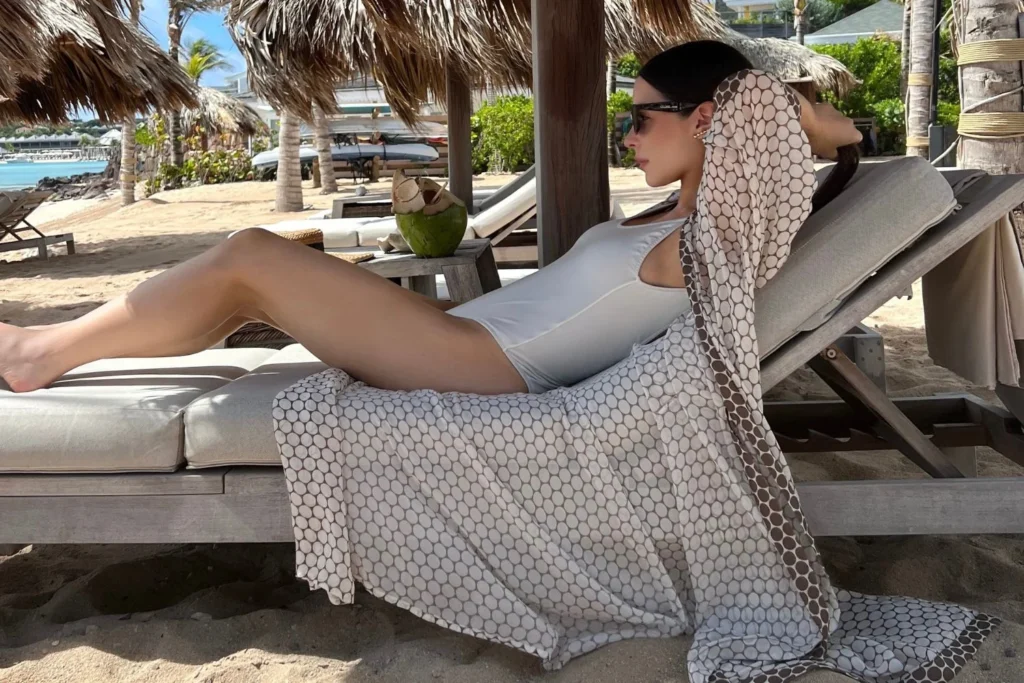 Modelo usando maiô e robe de Adriana Degreas