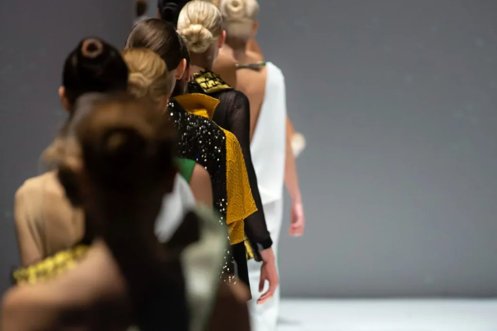 Diseñadores de moda argentinos: desfile de moda con diferentes modelos