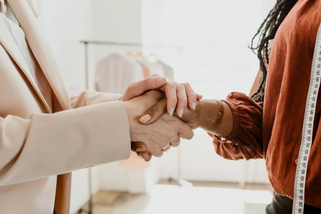 Cliente e vendedor negociando. Descubra as melhores estrat&eacute;gias de vendas para neg&oacute;cios de moda.