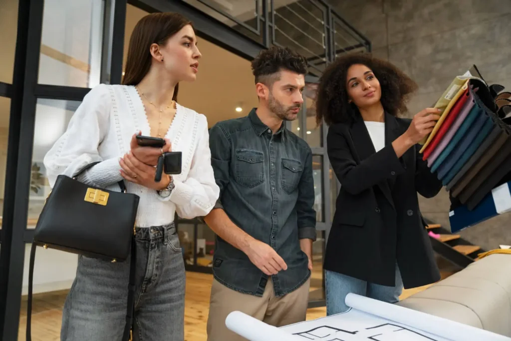 Gesti&oacute;n de la producci&oacute;n: tres personas haciendo la gestion de un taller de moda