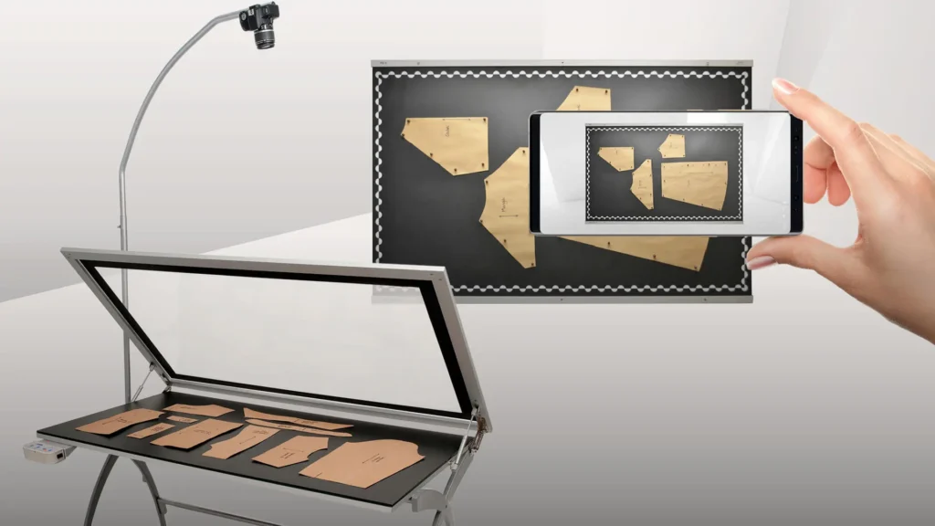 Patronaje manual: una persona haciendo una digitalizacion de patrones